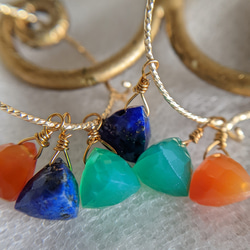 幸運珠寶顏色 14kgf 寶石品質天然石 [青金石、紅玉髓、綠瑪瑙] 圈形耳環或耳環 第9張的照片