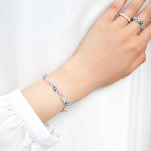 ビーズブレスレット ✧ cold color ✧ 小さなお花の ビーズブレスレット ✧ cold color ✧ 小さなお花の