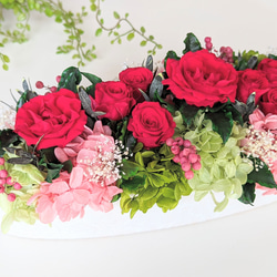 赤バラの豪華オーバルアレンジメント　暦祝いプレゼント  新築祝 結婚祝 誕生日祝 退職祝 開店祝 開業祝　 2枚目の画像