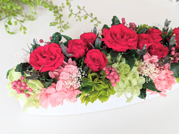 赤バラの豪華オーバルアレンジメント　暦祝いプレゼント  新築祝 結婚祝 誕生日祝 退職祝 開店祝 開業祝　 2枚目の画像