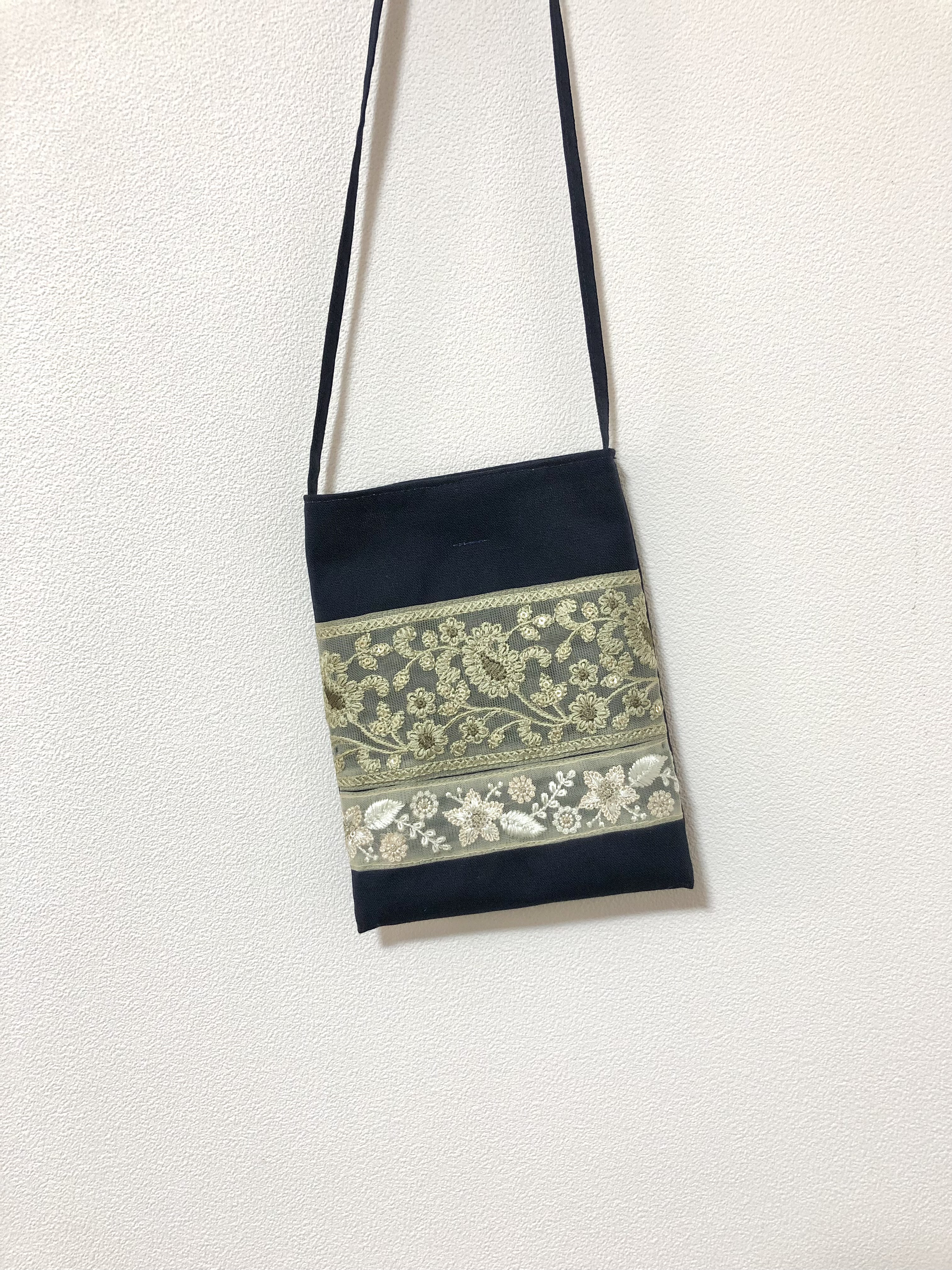 インド刺繍リボンのスマホポシェット /紺色×くすみグリーン ミニ