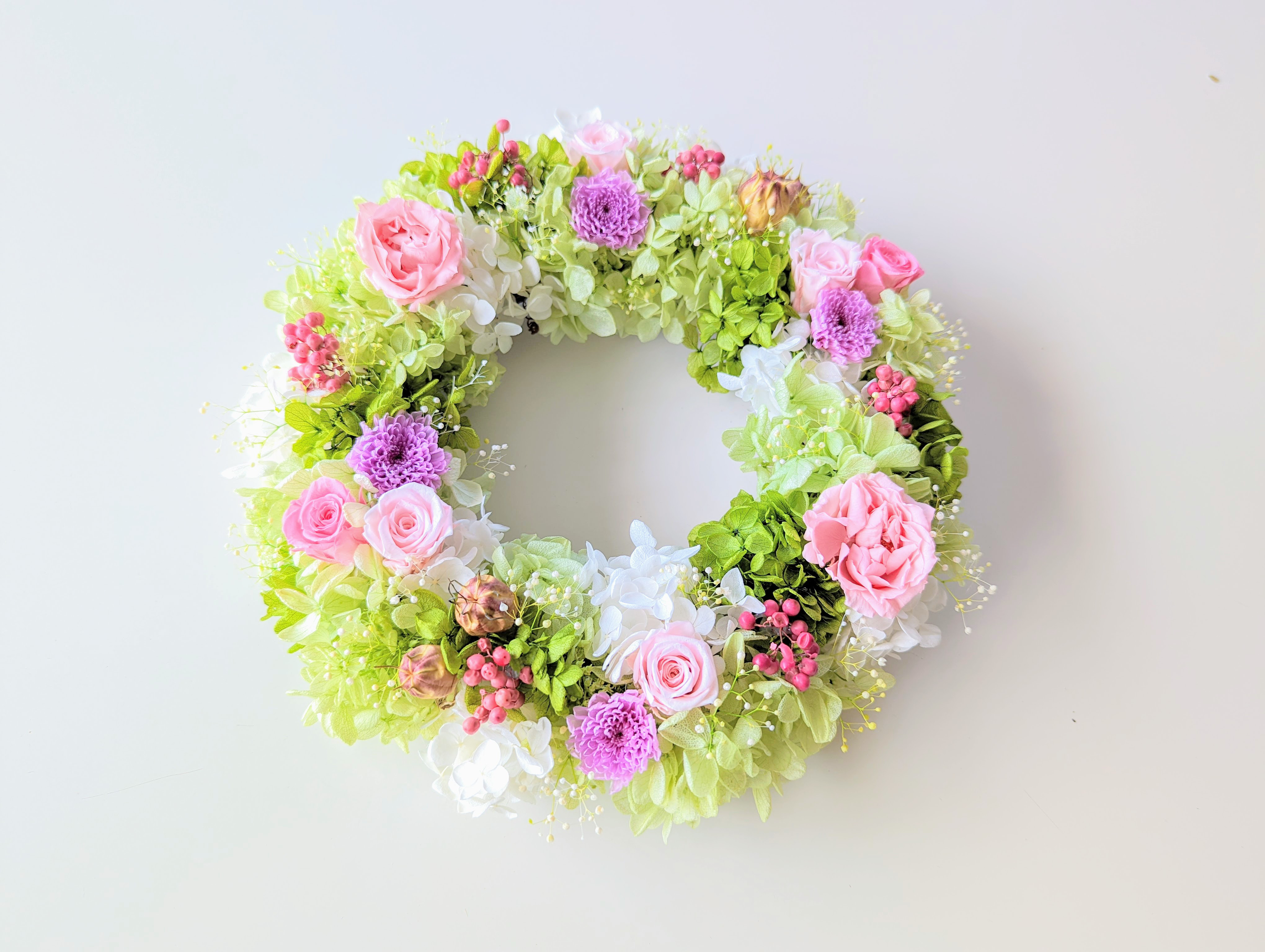 直径25㎝プリザーブドフラワーリース 選べるメッセージ付き　結婚祝、両親贈答品、新築祝、開店祝、開業祝、古希祝、喜寿祝