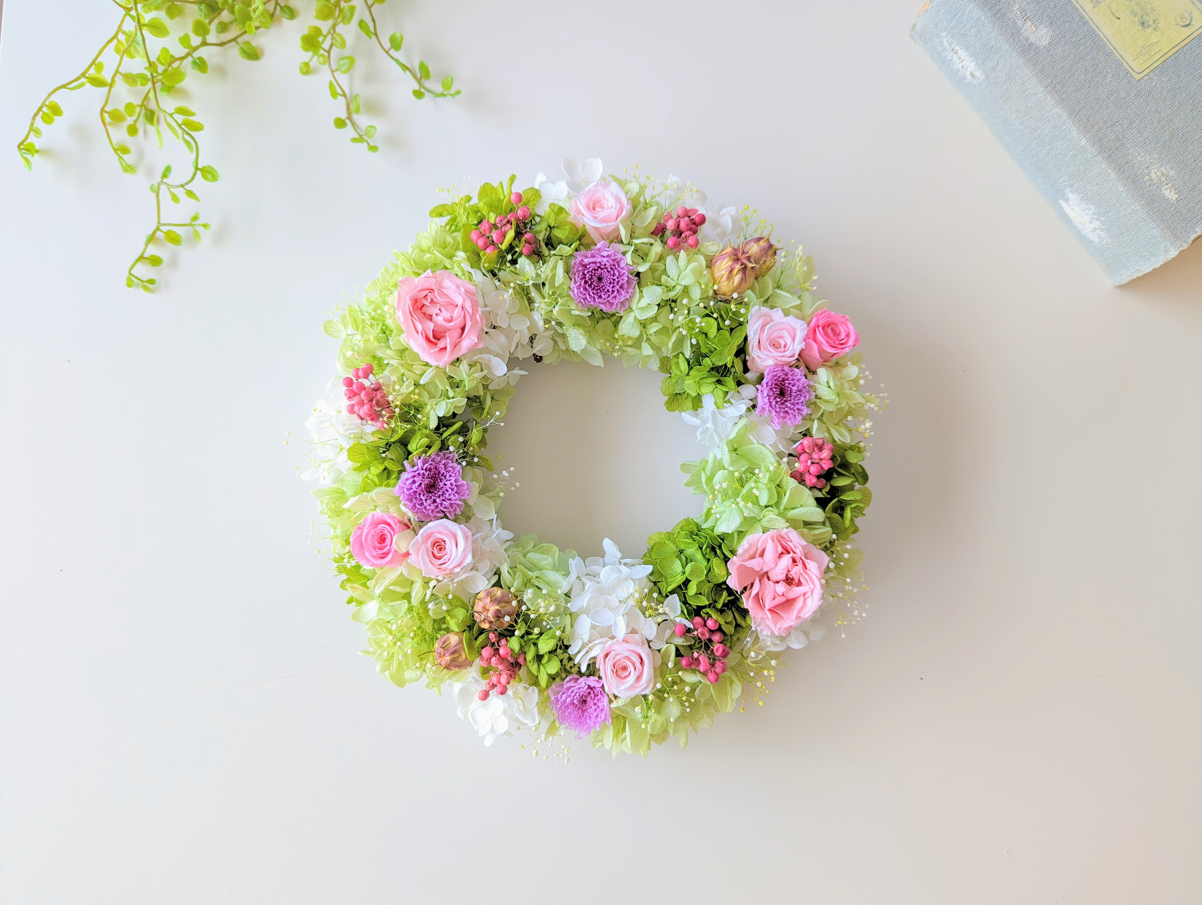 直径25㎝プリザーブドフラワーリース 選べるメッセージ付き　結婚祝、両親贈答品、新築祝、開店祝、開業祝、古希祝、喜寿祝