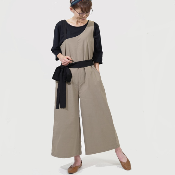 特色 * 適合休閒俐落的造型 ◎ 粗獷的廓形，成熟的感覺 * 絲帶工裝褲 * 米色 第1張的照片