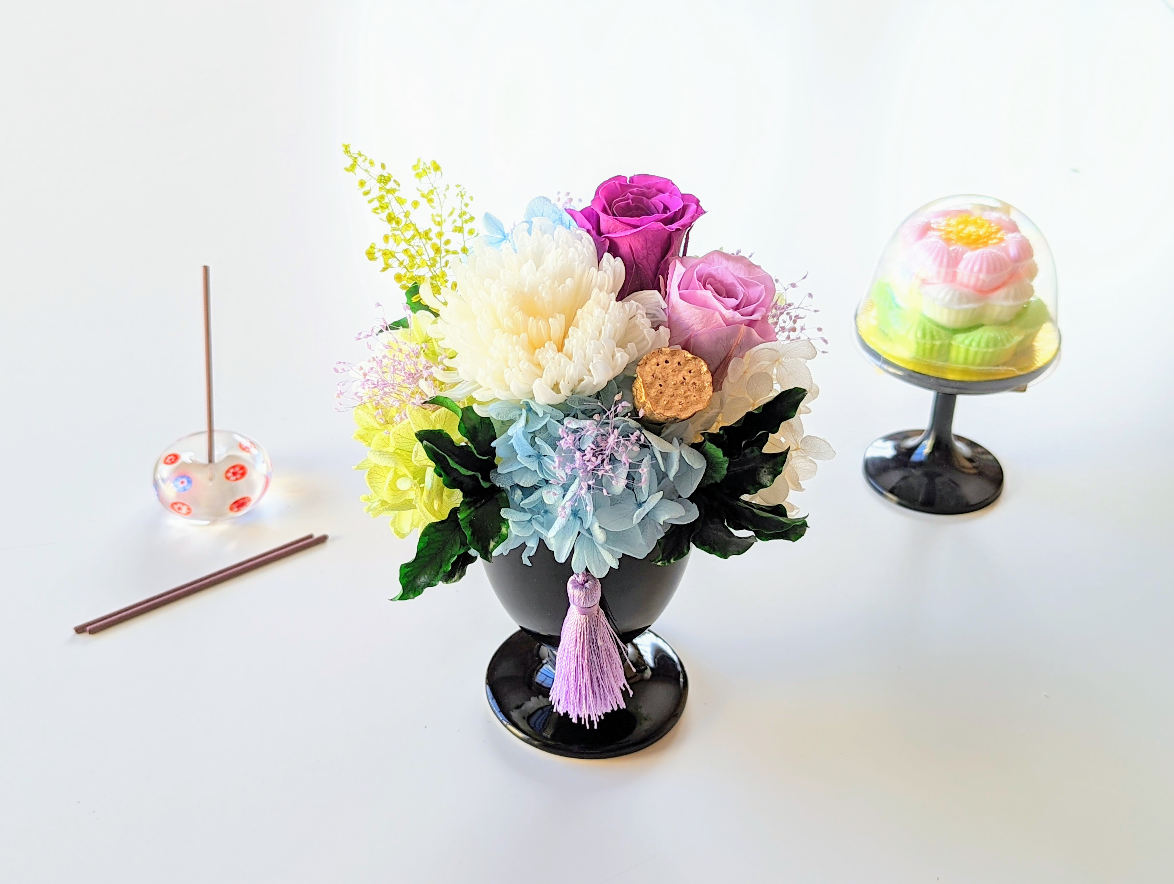 和洋室に合うお供えプリザーブドフラワーアレンジ、仏花、お悔みの花、お盆、お彼岸、仏事ギフト、香典変わりのお花　枯れない花