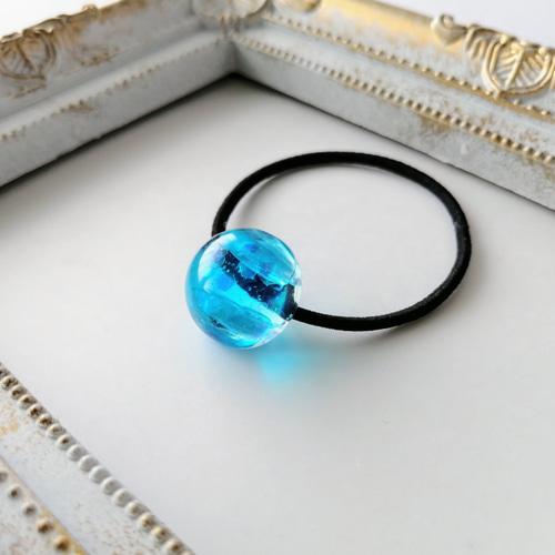小ぶりなアクアブルーの宝石風ヘアゴム / 青 / 半球 / レジン / 海
