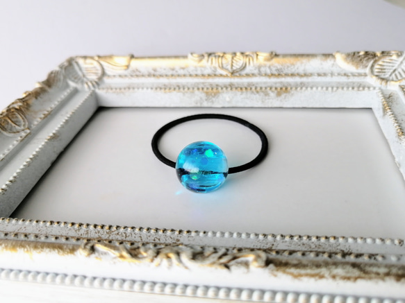 小ぶりなアクアブルーの宝石風ヘアゴム / 青 / 半球 / レジン / 海