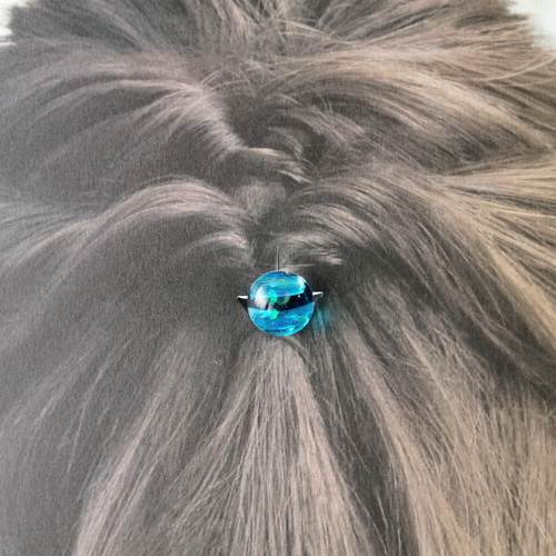 小ぶりなアクアブルーの宝石風ヘアゴム / 青 / 半球 / レジン / 海