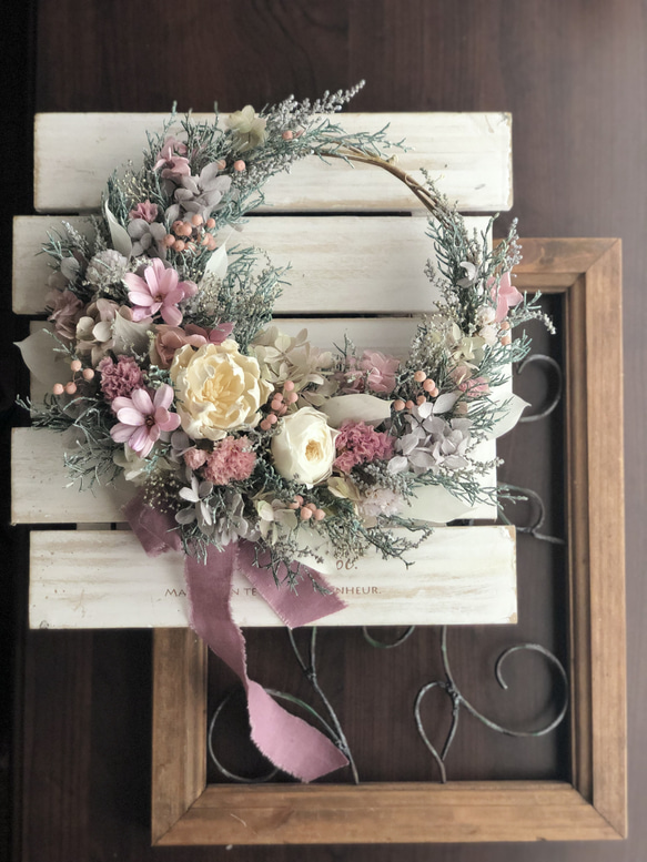 淡いピンクな三日月リース