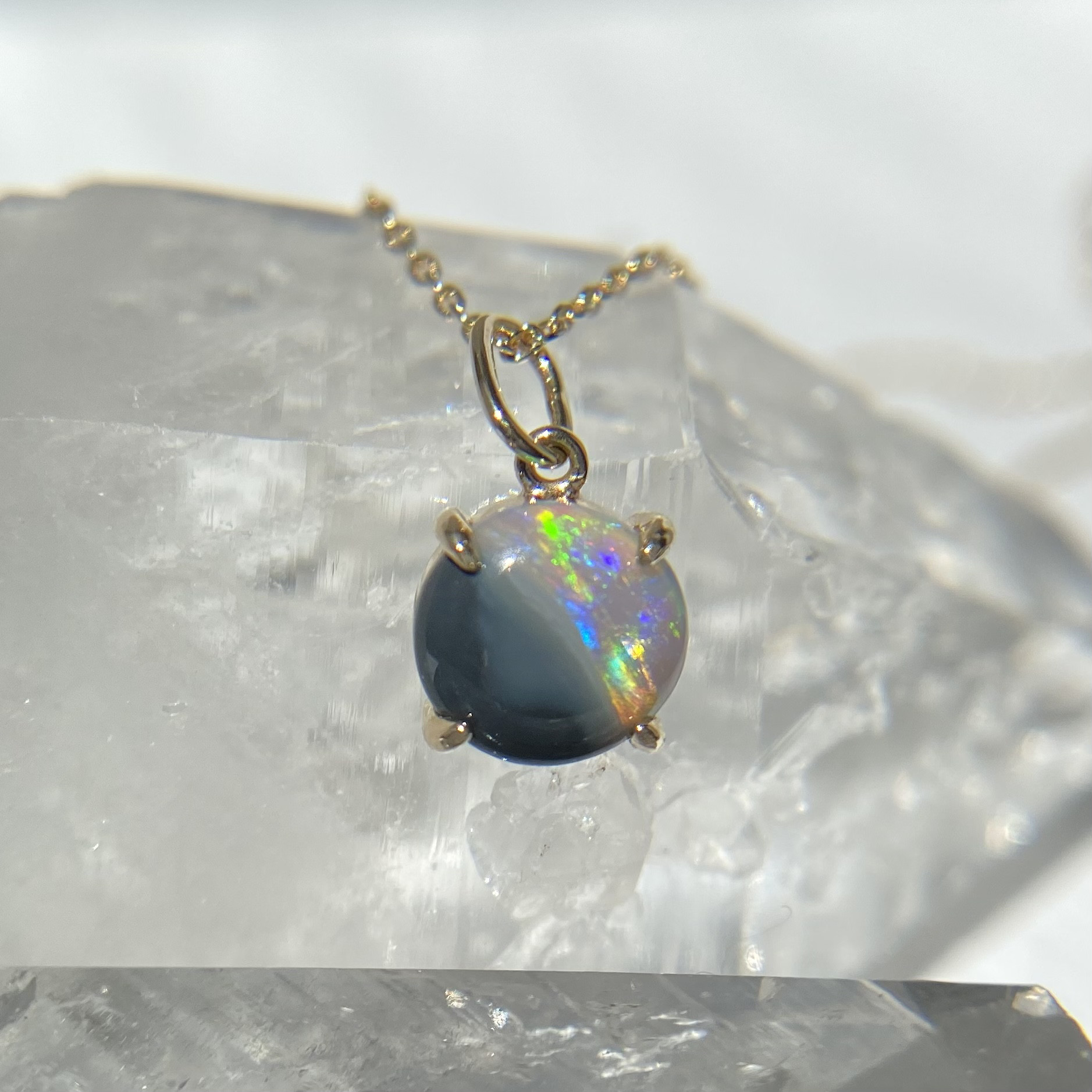 ブラックオパールとペリドットのマクラメネックレス ブラックオパールとペリドットのマクラメネックレス ブラック