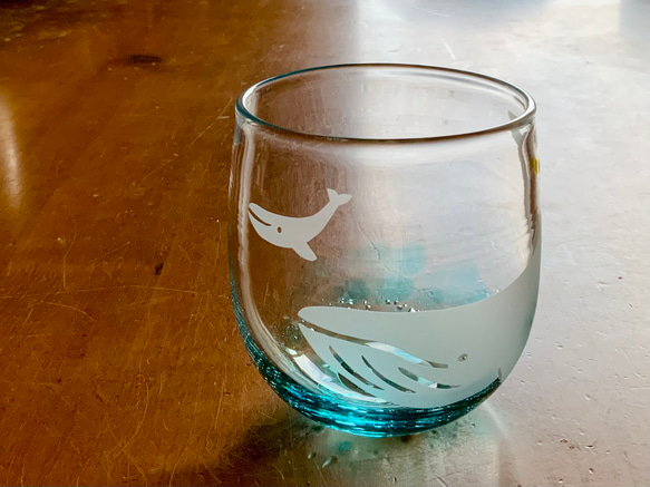 夏一番星コップ　ザトウクジラの親子　　グラス　ビアグラス 1枚目の画像