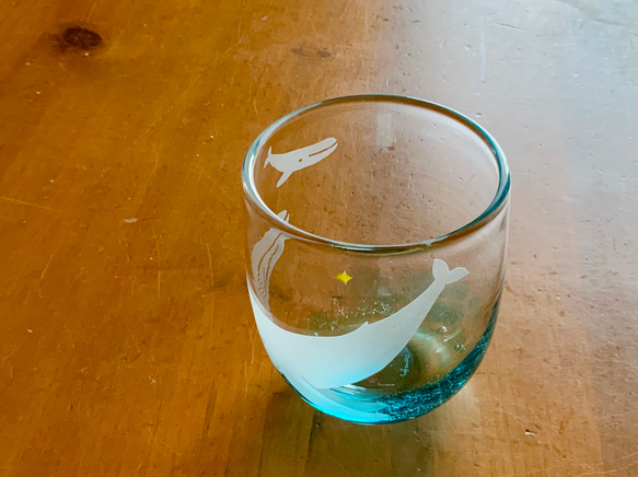 夏一番星コップ　ザトウクジラの親子　　グラス　ビアグラス 3枚目の画像