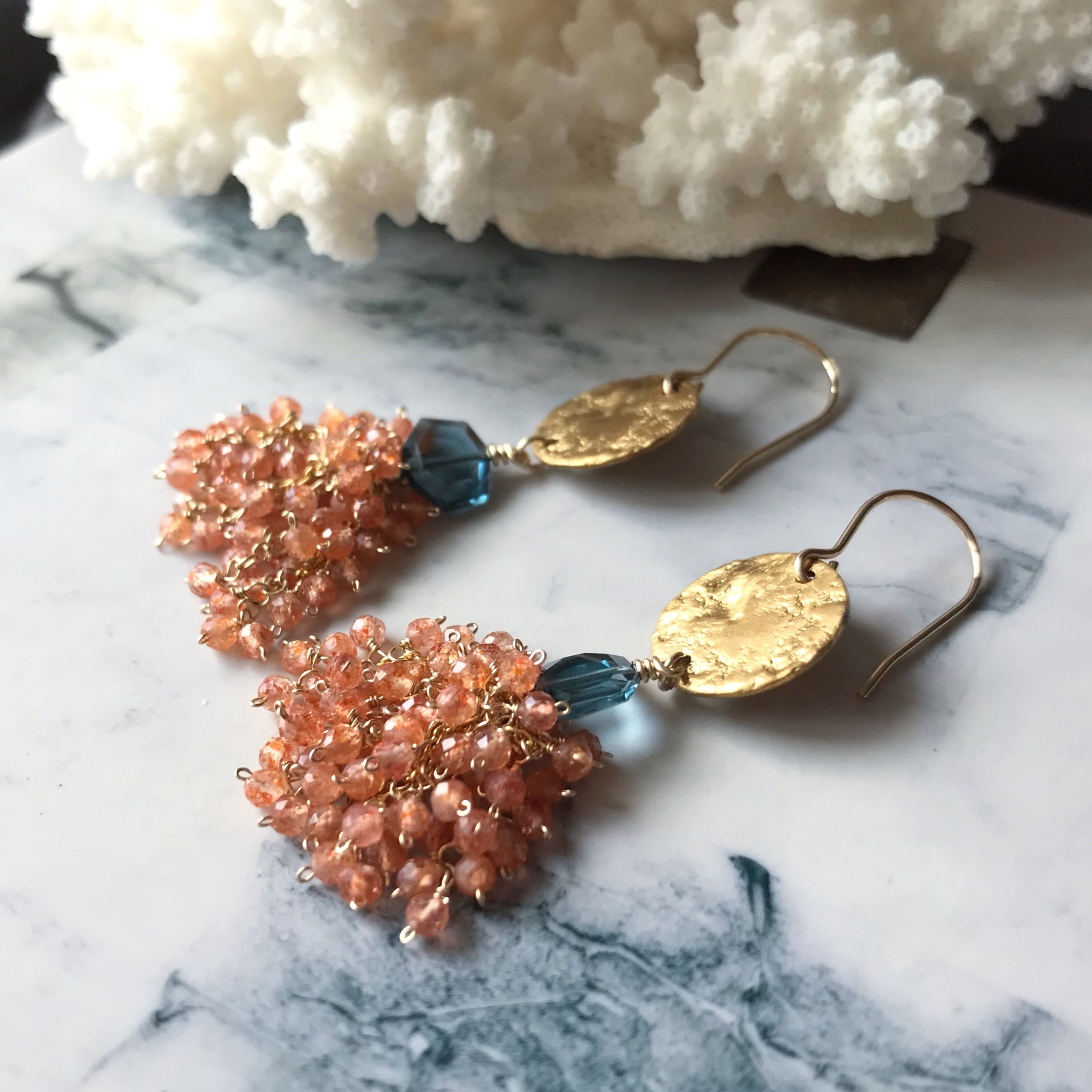 【K14gfと真鍮】ロンドンブルートパーズとサンストーンのピアス(イヤリング)