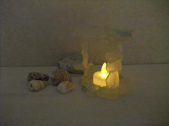【光の篝火】シーグラスランプ 海からの贈り物 自然由来の素材による加工品 2【失われた記憶達】 1枚目の画像