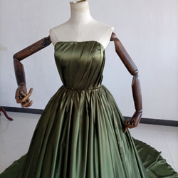 オリーブグリーン（カーキ）カラードレス 深めな緑 光沢サテン ベアトップ 前撮り 結婚式/披露宴 2枚目の画像