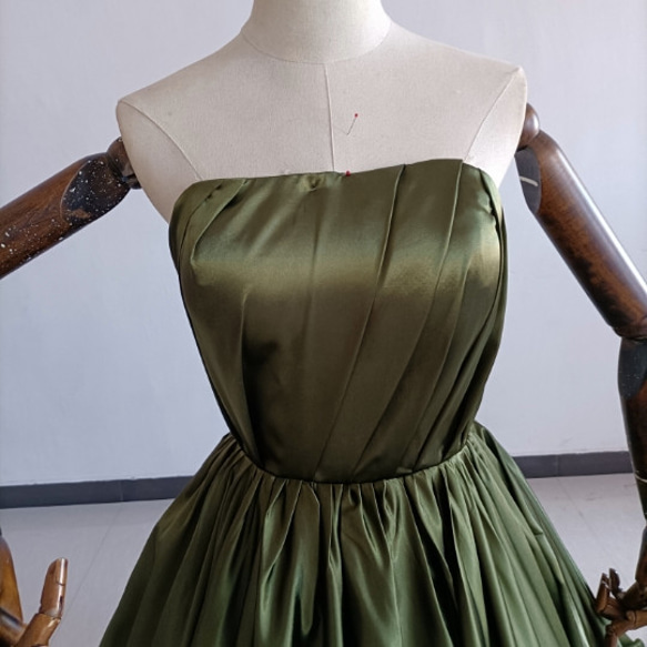 オリーブグリーン（カーキ）カラードレス 深めな緑 光沢サテン ベアトップ 前撮り 結婚式/披露宴 7枚目の画像
