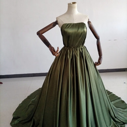オリーブグリーン（カーキ）カラードレス 深めな緑 光沢サテン ベアトップ 前撮り 結婚式/披露宴 3枚目の画像
