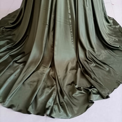 オリーブグリーン（カーキ）カラードレス 深めな緑 光沢サテン ベアトップ 前撮り 結婚式/披露宴 16枚目の画像