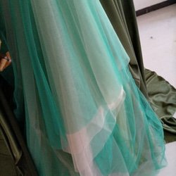 オリーブグリーン（カーキ）カラードレス 深めな緑 光沢サテン ベアトップ 前撮り 結婚式/披露宴 15枚目の画像