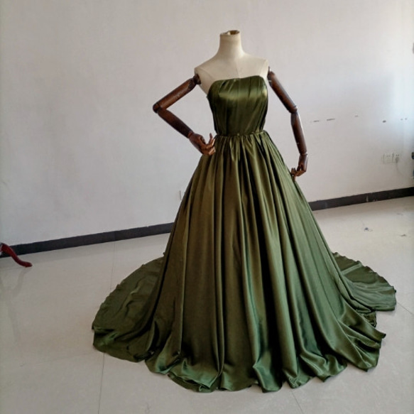 オリーブグリーン（カーキ）カラードレス 深めな緑 光沢サテン ベアトップ 前撮り 結婚式/披露宴 1枚目の画像