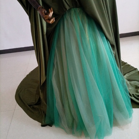 オリーブグリーン（カーキ）カラードレス 深めな緑 光沢サテン ベアトップ 前撮り 結婚式/披露宴 14枚目の画像