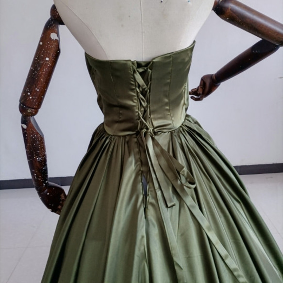 オリーブグリーン（カーキ）カラードレス 深めな緑 光沢サテン ベアトップ 前撮り 結婚式/披露宴 13枚目の画像