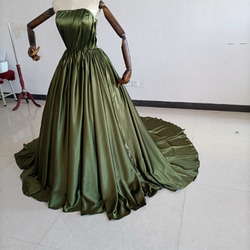 オリーブグリーン（カーキ）カラードレス 深めな緑 光沢サテン ベアトップ 前撮り 結婚式/披露宴 6枚目の画像