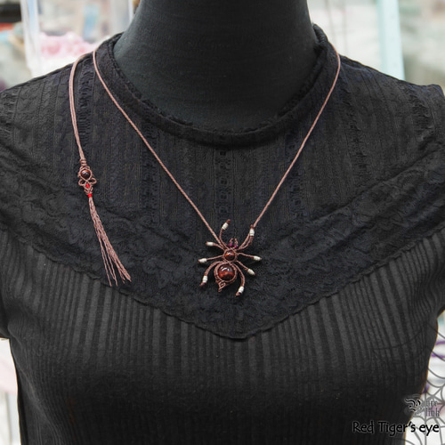 ハンドメイド 赤いビーズ クモネックレス