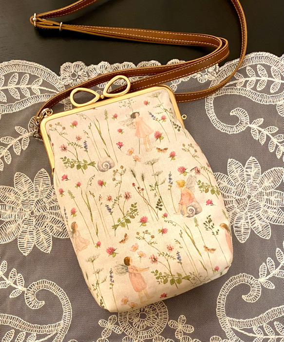 【Creema限定】サコッシュ*がま口スマホショルダー*手帳型もOK*ドイツ輸入生地acufactum＊ハーブの妖精 2枚目の画像