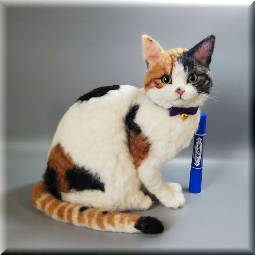 可愛いて縁起のいい三毛猫ちゃん(首輪アメジスト) 羊毛フェルト