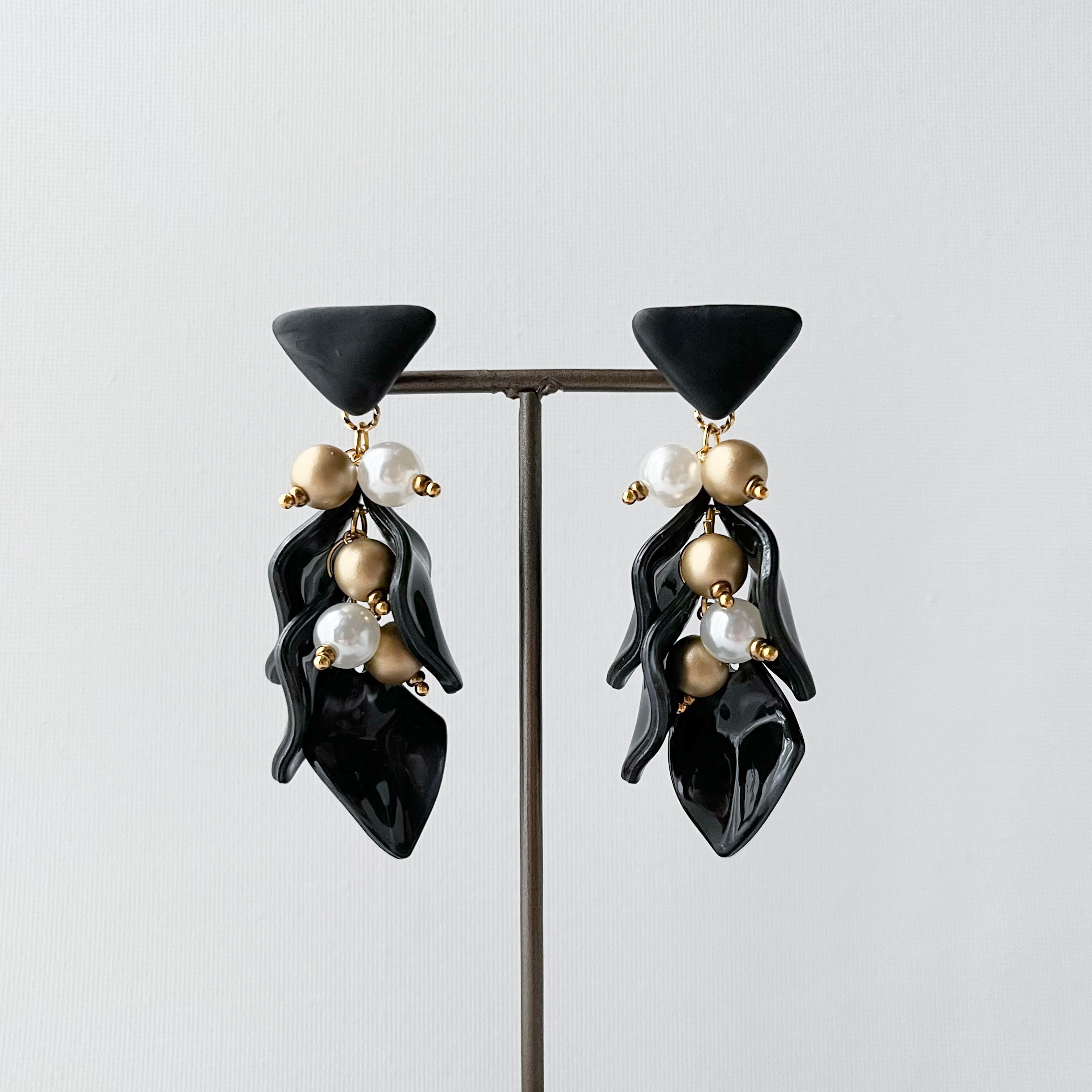 ポリマークレイ × リーフパール costume jewelry ピアス -black-〈特集掲載〉