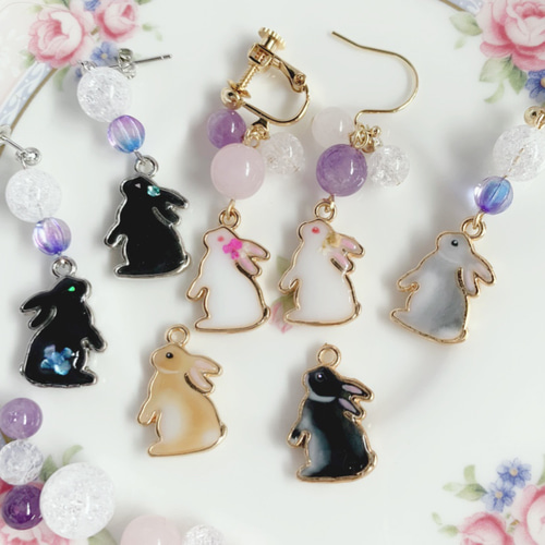 うさぎ(黒)と天然石(アクアマリン、アイオライト、クラッククォーツ)の  