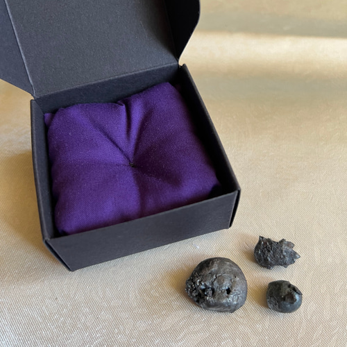 三日月宗近 鍛刀玉鋼-黒焼- シルバー×玉鋼(通常ケース) 特大！良質な玉鋼を鍛錬して生まれた「鋼（はがね）のしずく（箱付き