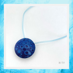 レンズ豆型の軽いペンダント　- 海（ブルーコード）- 1枚目の画像
