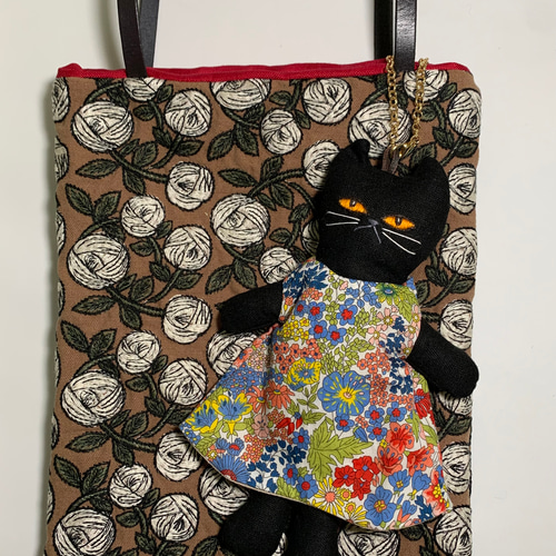 花柄のワンピースを着た猫さんチャームつきのバッグ トートバッグ はな