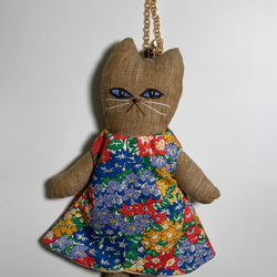 花柄のワンピースを着た猫さんチャームつきのバッグ 7枚目の画像