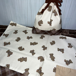 くまさんの【給食袋 ＆ ランチョンマット】テディベア アイボリー × ブラウン チェック 1枚目の画像