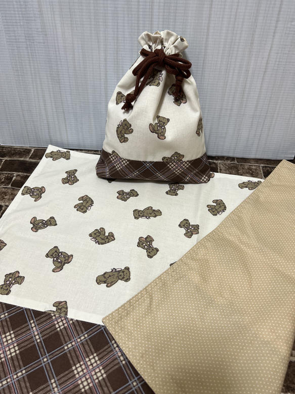 くまさんの【給食袋 ＆ ランチョンマット】テディベア アイボリー × ブラウン チェック 2枚目の画像