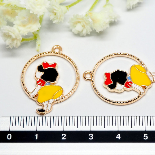 2個 白雪姫チャーム 30×23mm ゴールド キャラクター カン付き 童話 