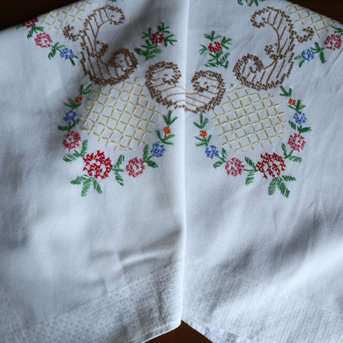 カロチャ　毛糸手刺繍　混紡リネン　テーブルクロス カロチャ 毛糸手刺繍 混紡リネン テーブルクロス ドイツの手仕事