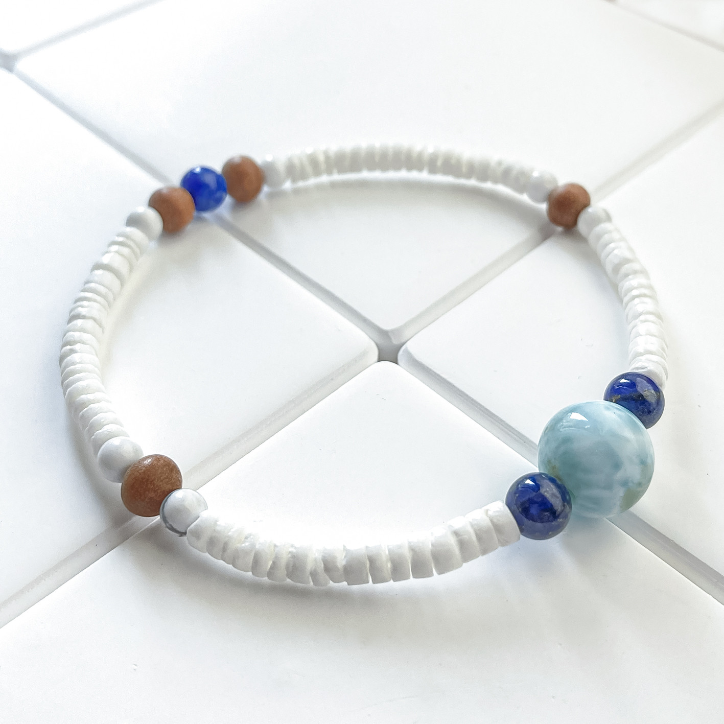 【エネルギーを浄化し霊性・オリジナリティを高める】ラリマー・ラピスラズリ・白檀(サンダルウッド)・ハウライト天然石ブレス