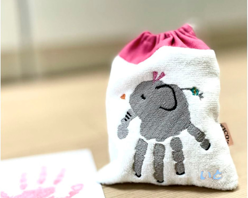 シー様オーダー　刺繍　ハンドメイド　巾着　パグ　犬　手刺繍　キナリ　巾着ポーチ 手刺繍＊巾着ポーチ（寒がりパグ） 巾着袋 ココカカオ 通販