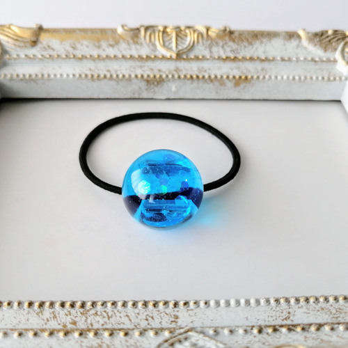 レジンヘアゴム　オーバル　大ぶり　ブルー　雪　水色　冬　銀 ブルーの宝石風ヘアゴム / 青 / 半球 / レジン / 海 ヘアゴム 華