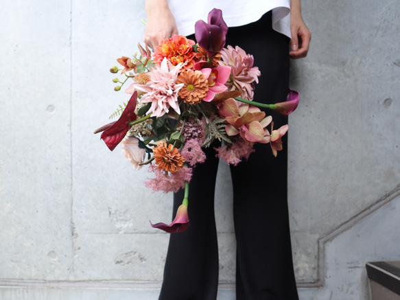 テラコッタ　胡蝶蘭　アンスリウム　ウェディングブーケ　アーティフィシャルフラワー 大人ピンクとテラコッタの胡蝶蘭やアンスリウムを束ねた品のあるブーケ