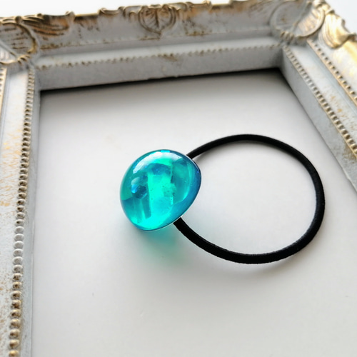 ターコイズブルーの宝石風ヘアゴム / 青 / 半球 / レジン / 海