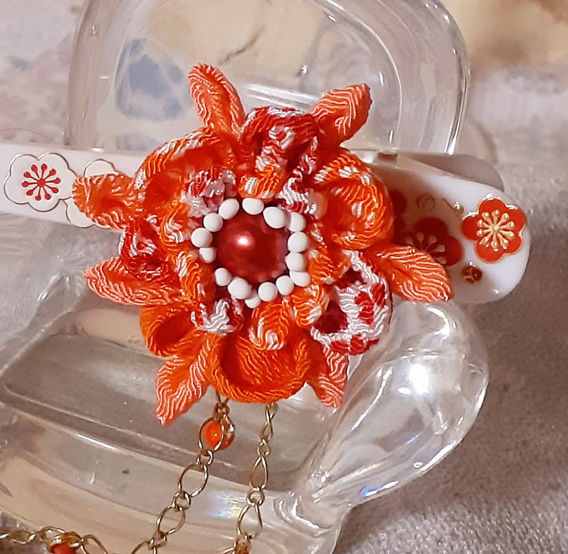 つまみ細工の髪飾り 小梅のヘアクリップ 赤色 つまみ細工〉藤下がり付き梅と小菊と江戸打ち紐の髪飾り(赤