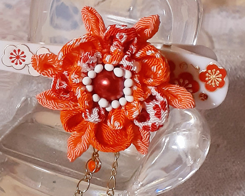 シー陶器とつまみ細工のヘアクリップ シー陶器とつまみ細工のヘアクリップ