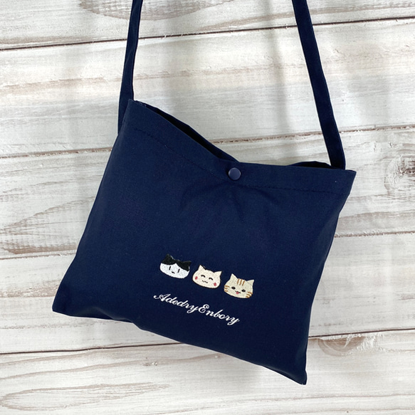 ３種類の猫 刺繍 キャンバスサコッシュ ポシェット ポーチ＜ネイビー＞ 2枚目の画像