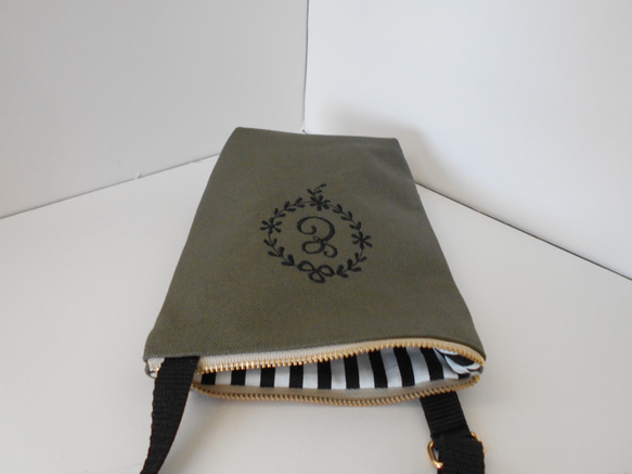 スマホポシェット選べるイニシャル刺繍の帆布の ポシェット　 カーキ14㎝ 5枚目の画像