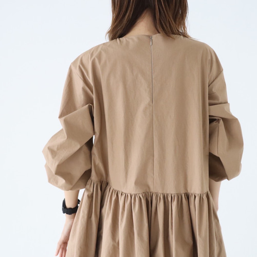 ハリ感のあるコットン100%のゆったりギャザーワンピース